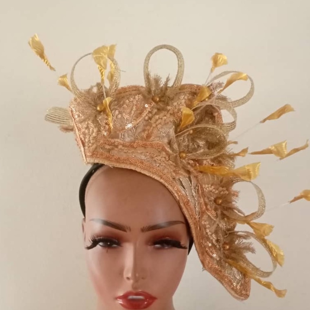 Elegant Gold Fascinator Hat

FAS1 0226